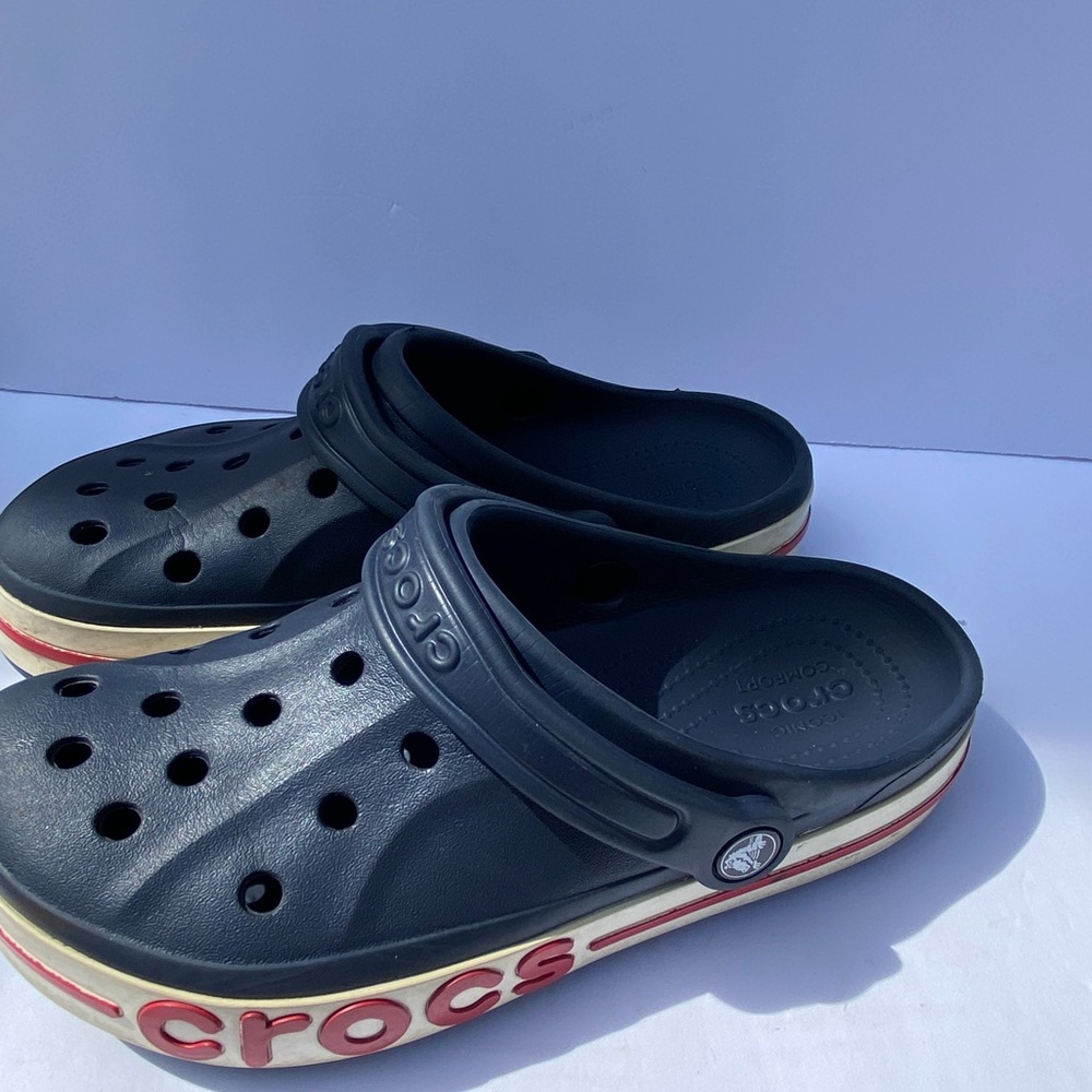 Crocs junior US 6 Classic Clog in Navy with Red Accent si